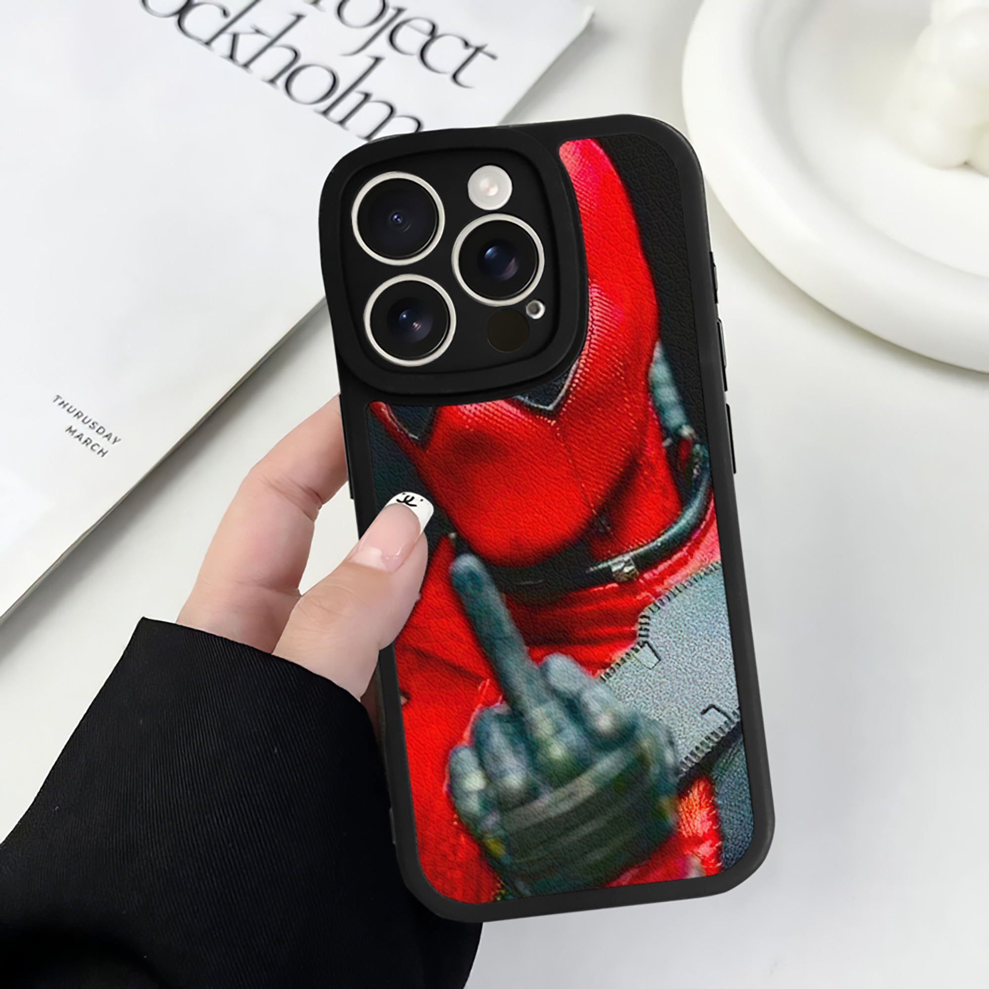 （画像用） Deadpool デッドプール 【iPhone 16シリーズ対応】シリコンスマホケース（レザー調） 材質：シリコン